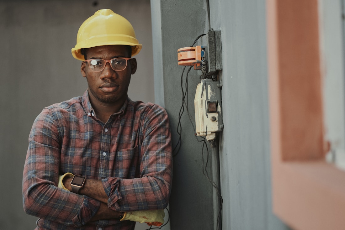 Técnico trabajando en sistemas eléctricos de energía