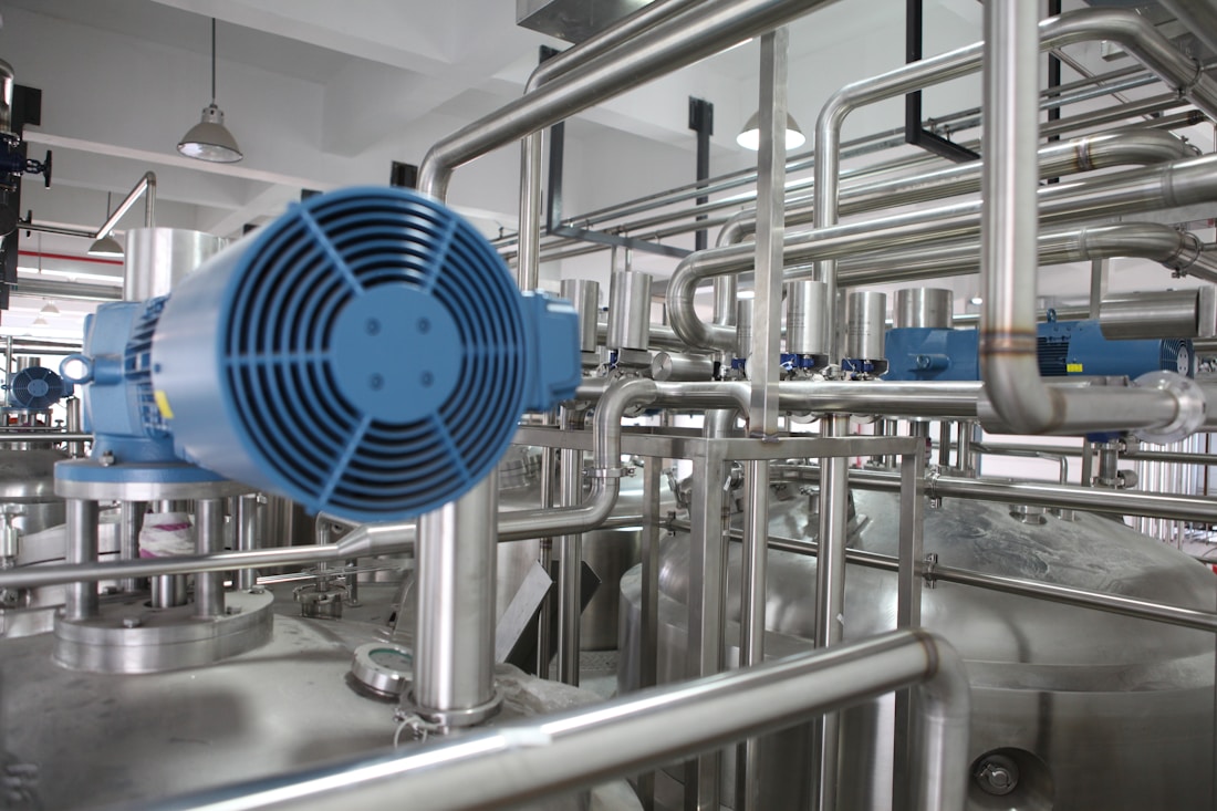 Planta industrial con líneas de producción